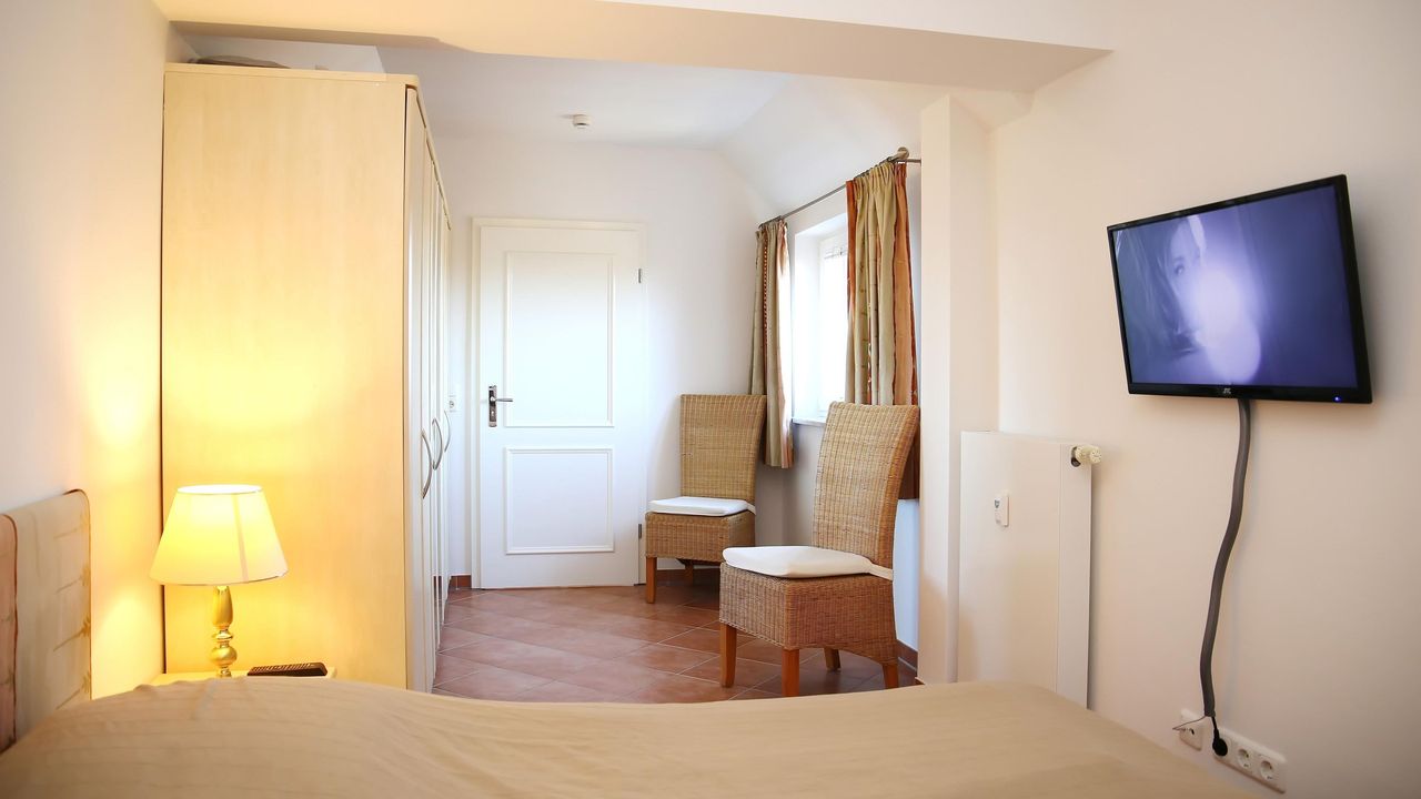 erstes Schlafzimmer Kleiderschrank und TV erstes Schlafzimmer Kleiderschrank und TV